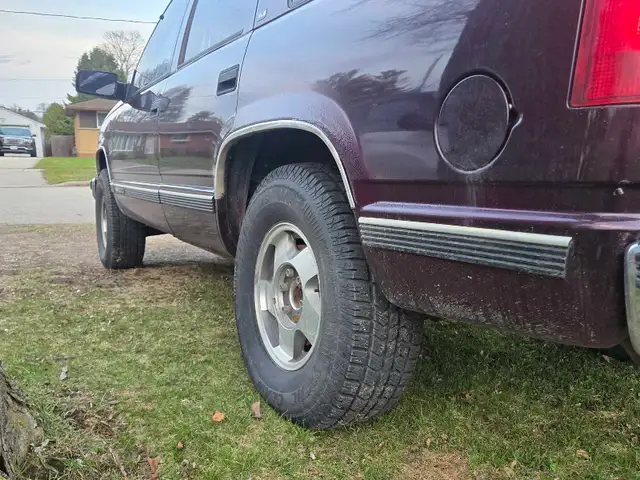 1997 GMC Yukon SLE 4x4 Loaded V8 - Photo 4