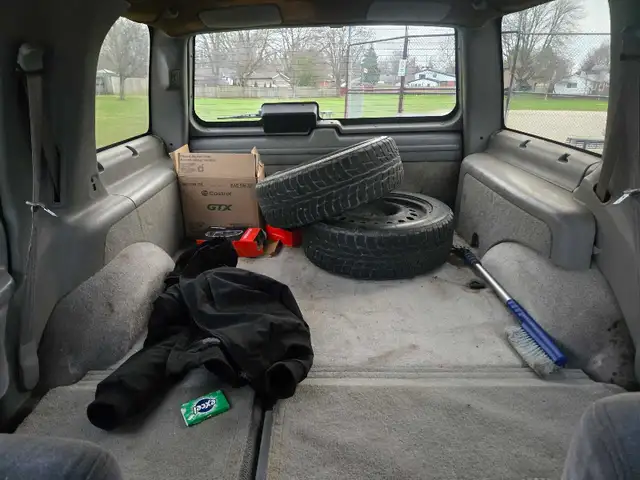 1997 GMC Yukon SLE 4x4 Loaded V8 - Photo 7