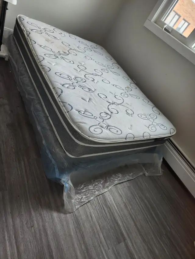 Queen size Matress 14inch and wooden box. Onesingle Matress $700 - Photo 3