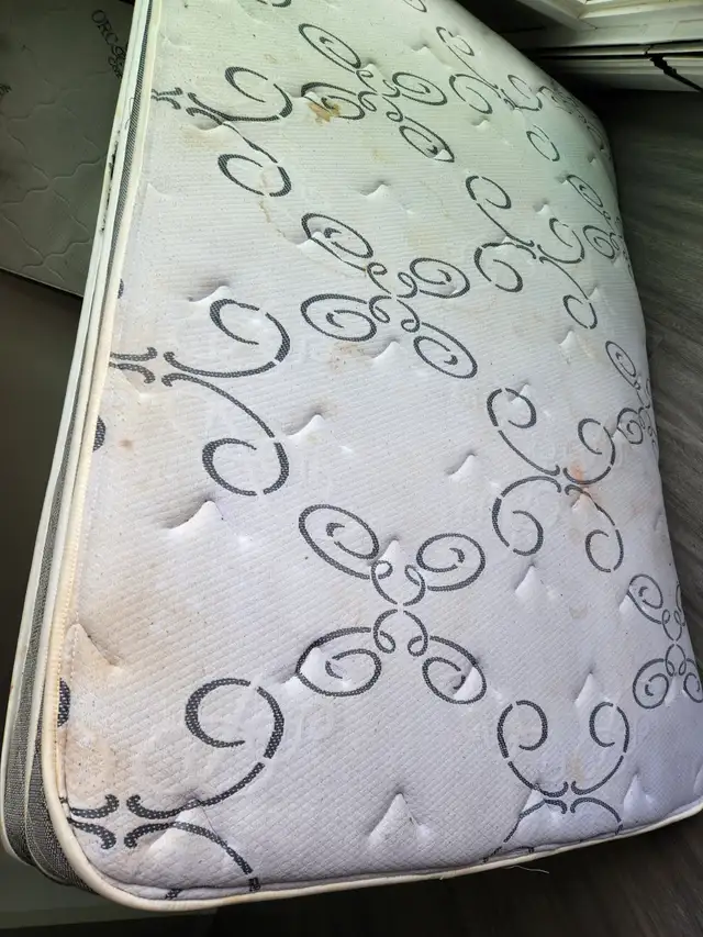 Queen size Matress 14inch with its wooden box. 1 single matress