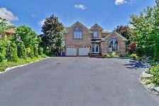 Caledon 5 2 bedrooms,lots parking,pool,ravine