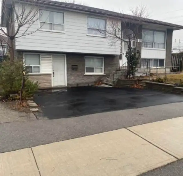 3 Bedroom, 1 Bathroom Mississauga House - Photo 2