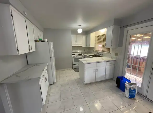 3 Bedroom, 1 Bathroom Mississauga House - Photo 3