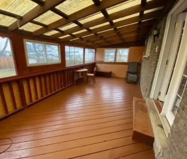 3 Bedroom, 1 Bathroom Mississauga House - Photo 5