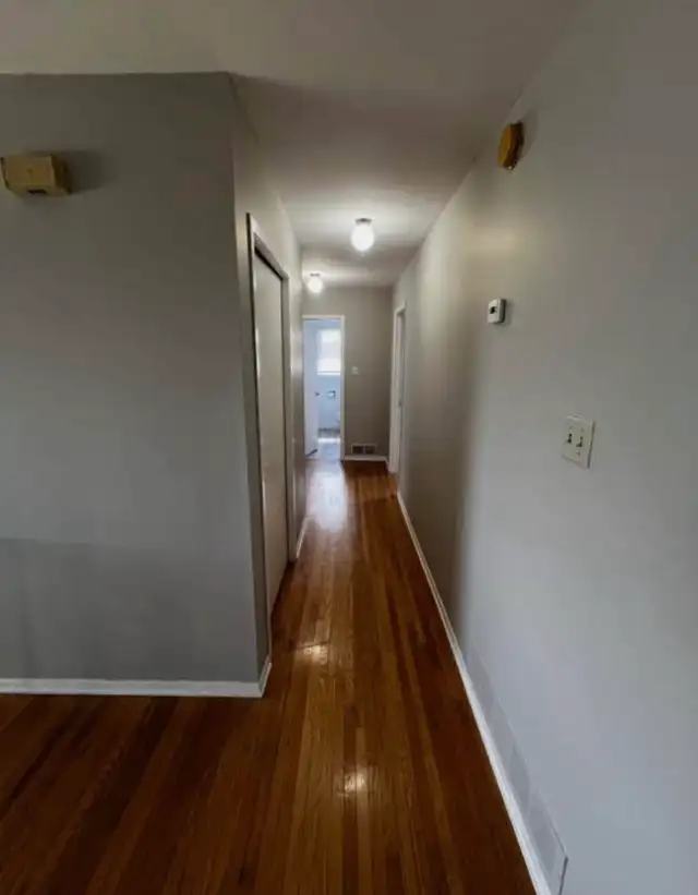 3 Bedroom, 1 Bathroom Mississauga House - Photo 7