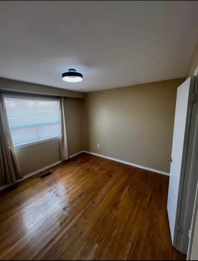 3 Bedroom, 1 Bathroom Mississauga House - Photo 8