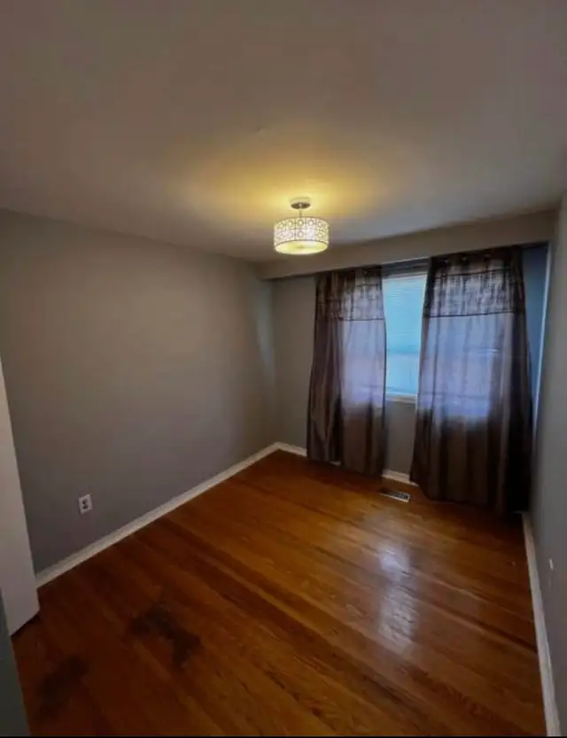 3 Bedroom, 1 Bathroom Mississauga House - Photo 9