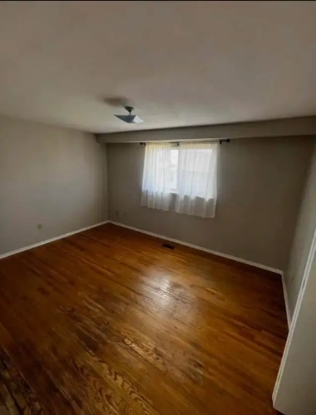 3 Bedroom, 1 Bathroom Mississauga House - Photo 10