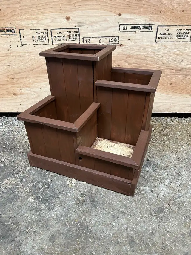 Wooden planters and benches - Photo 3