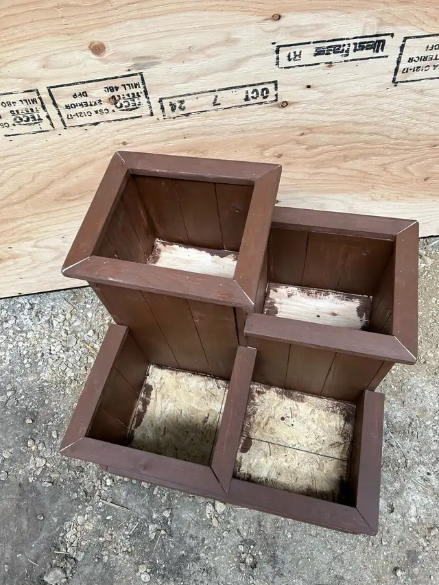 Wooden planters and benches - Photo 6