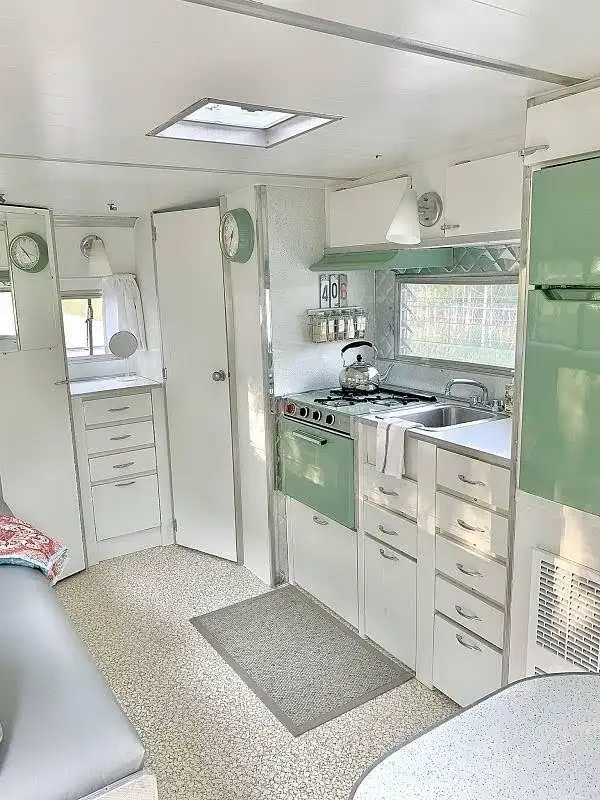 Wanted.1965 1970 Aristocrat 16 ft ST Loliner travel trailer. - Photo 4