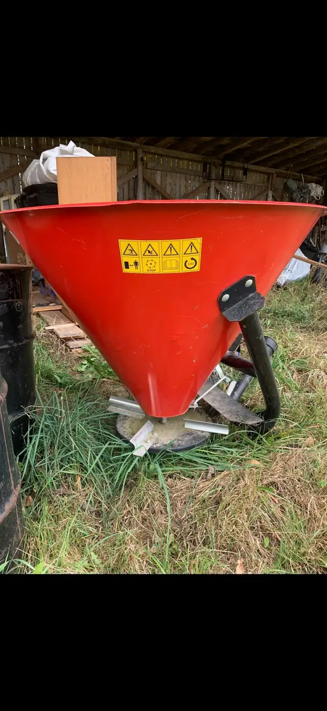 3 point hitch seed/ fertilizer spreader - Photo 2