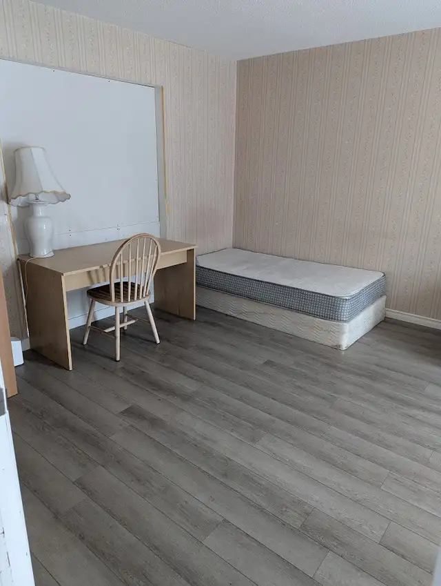 Fisher and Meadowlands townhouse room for rent - available now - Photo 4