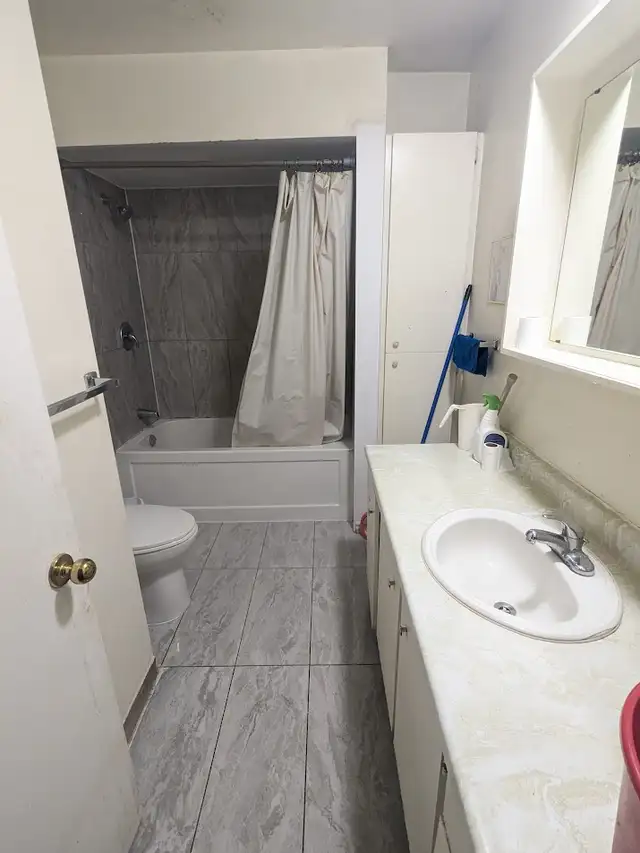 Fisher and Meadowlands townhouse room for rent - available now - Photo 8