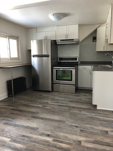 2 Bedroom Renovated apt with parking, laundry & backyard & deck - Photo 3