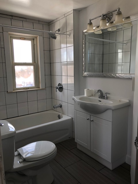 2 Bedroom Renovated apt with parking, laundry & backyard & deck - Photo 6