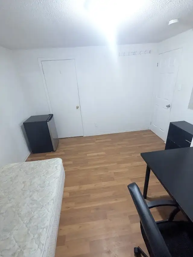 Room at Walkley Heron Gate mall area for rent! - Photo 3