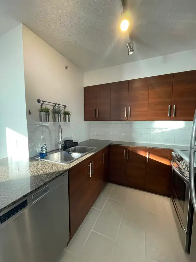 1-bedroom top-floor condo in DT New West - Photo 5