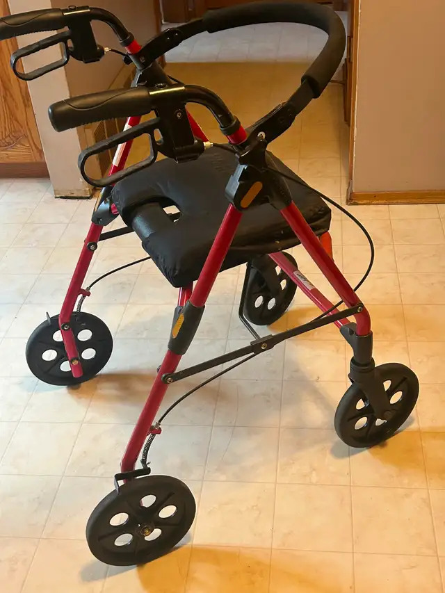 Seniors foldable walker with seat - Photo 2