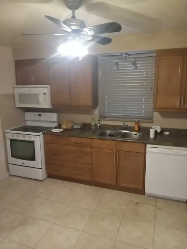 3 - Private Rooms Available For Rent In Walkerville Area Windsor - Photo 4