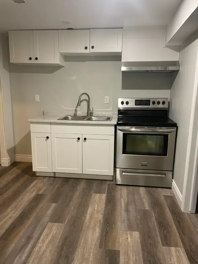 Beautiful 2 bedrooms, 1 bath lower level unit - utility included