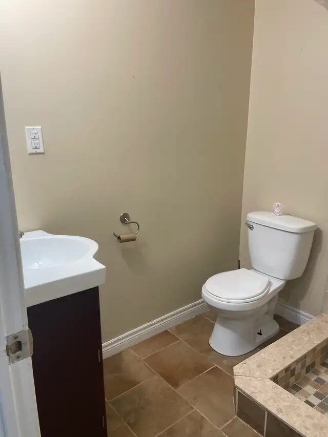 Beautiful 2 bedrooms, 1 bath lower level unit - utility included - Photo 9