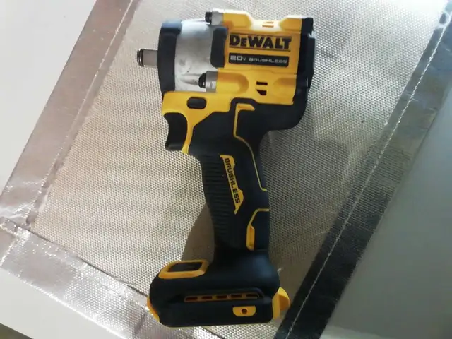 DeWalt 20v 1/2'  brushless atomic compact high torque impact
