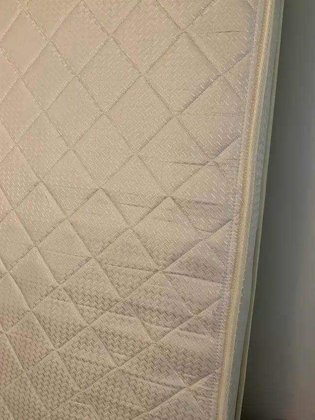 Queen mattress, 7 inches thick, medium firm - Photo 3