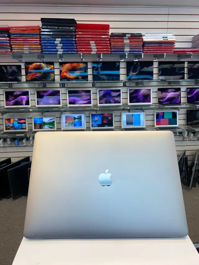 Apple MacBook Pro 15 Inch Comme neuf - Photo 2
