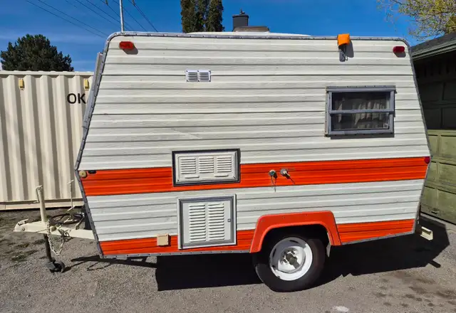 1975 10ft Okanagan Travel Trailer - Photo 2
