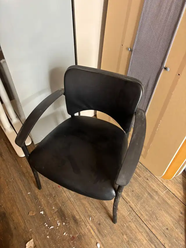 Teknion Amicus Visitor Leather Chairs – Excellent Condition! - Photo 3