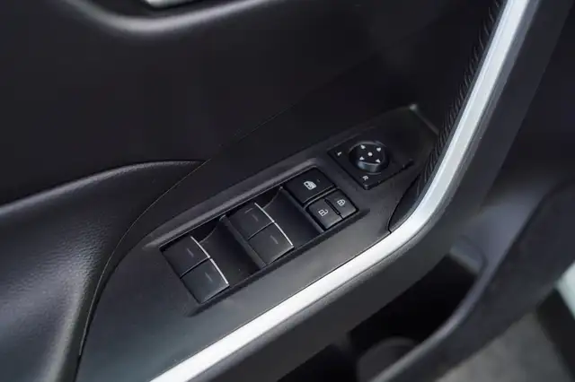 2022 Toyota RAV4 XLE, BSM, Sunroof, Apple carplay, - Photo 11