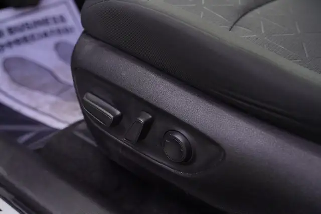 2022 Toyota RAV4 XLE, BSM, Sunroof, Apple carplay, - Photo 12