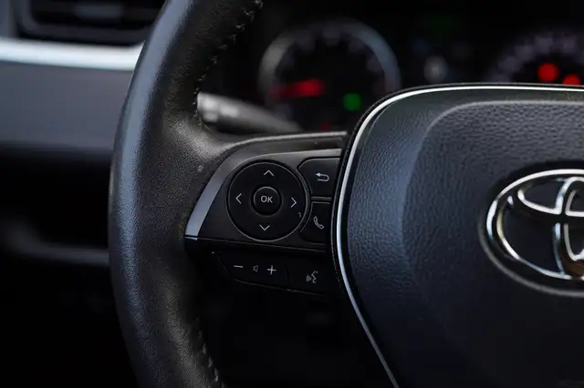 2022 Toyota RAV4 XLE, BSM, Sunroof, Apple carplay, - Photo 17