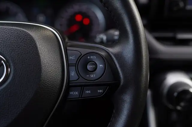 2022 Toyota RAV4 XLE, BSM, Sunroof, Apple carplay, - Photo 18