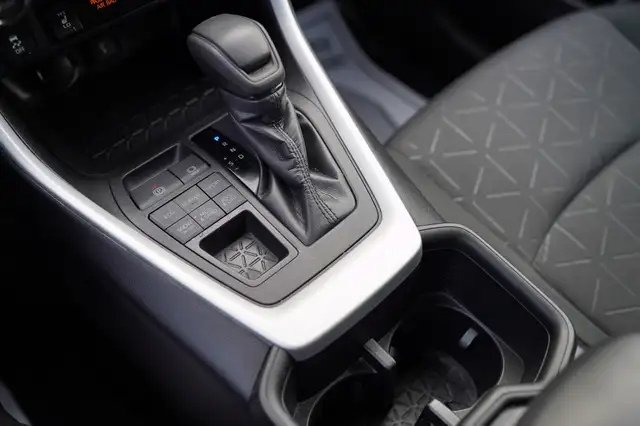 2022 Toyota RAV4 XLE, BSM, Sunroof, Apple carplay, - Photo 25