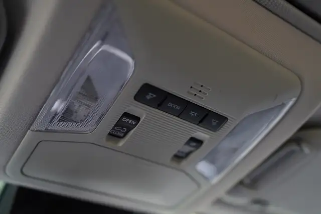 2022 Toyota RAV4 XLE, BSM, Sunroof, Apple carplay, - Photo 31