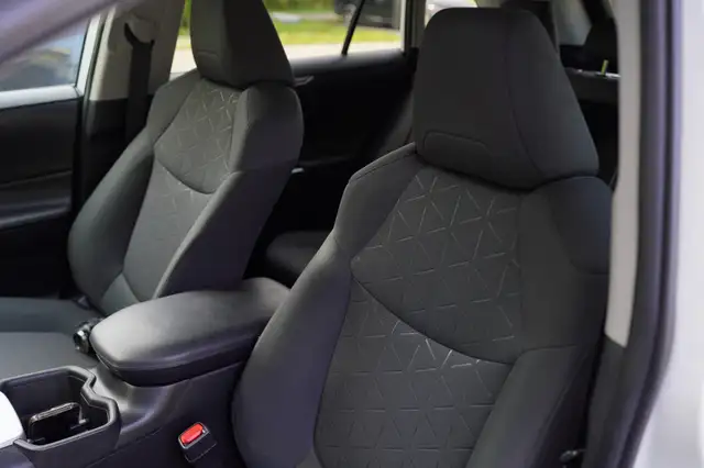 2022 Toyota RAV4 XLE, BSM, Sunroof, Apple carplay, - Photo 33