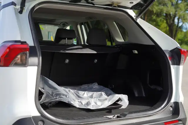 2022 Toyota RAV4 XLE, BSM, Sunroof, Apple carplay, - Photo 38