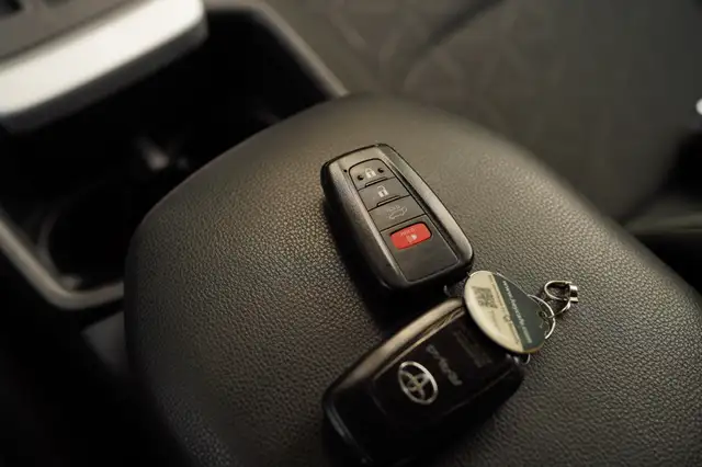 2022 Toyota RAV4 XLE, BSM, Sunroof, Apple carplay, - Photo 39