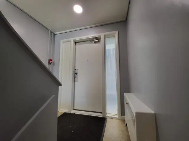 Newly Renovated 1 Bedroom Apartment - Great Location !