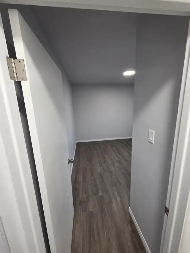 Newly Renovated 1 Bedroom Apartment - Great Location ! - Photo 8