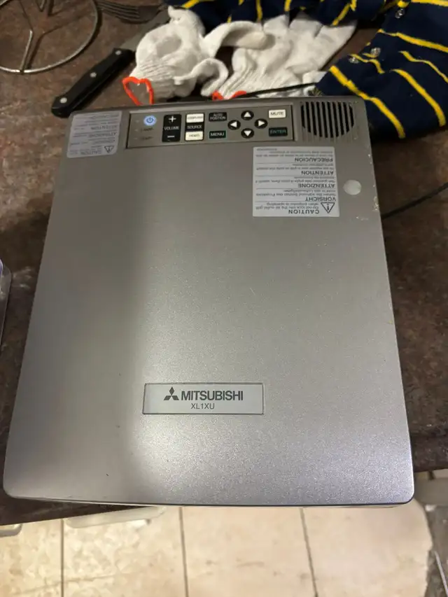 Mitsubishi XL1XU Projector – XGA 3LCD Projector !