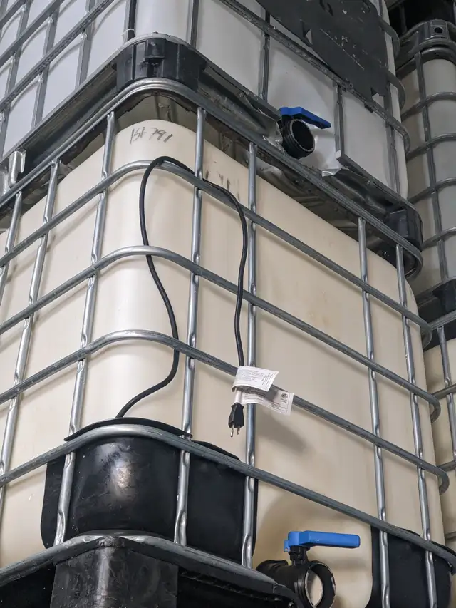 Heated totes - 1000 - 1200 Lit.  Totes with heater.