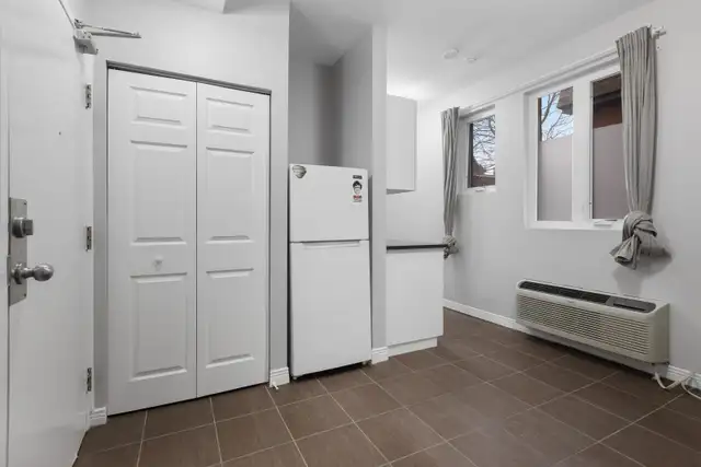 Bright Downtown Ottawa, Studio Unit, Fast Internet, Laundry, May
