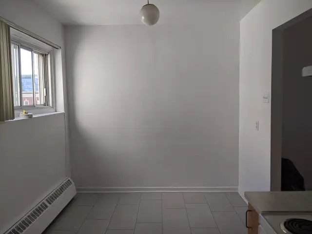 Beau grand 3 ½ /MAI/ en face du Métro Laurier - Photo 3