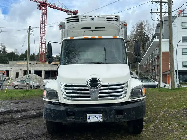 2005 Hino 238 20ft Box Truck With Rail Gate - Photo 2