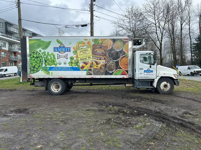 2005 Hino 238 20ft Box Truck With Rail Gate - Photo 3