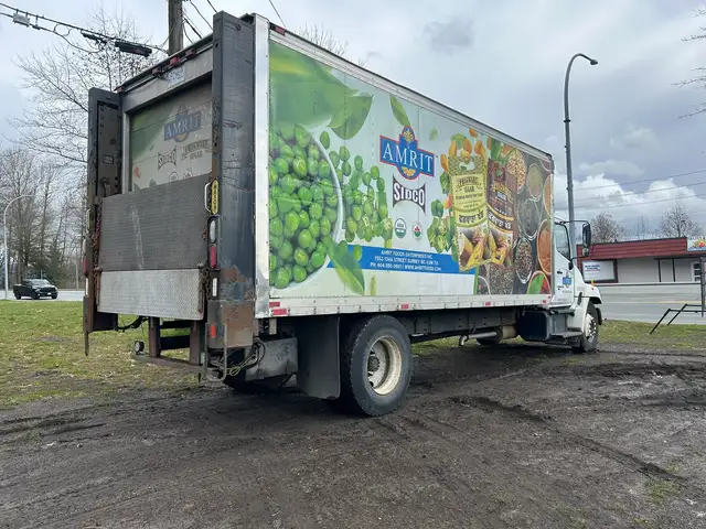 2005 Hino 238 20ft Box Truck With Rail Gate - Photo 4