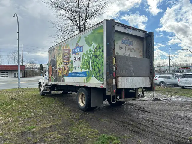 2005 Hino 238 20ft Box Truck With Rail Gate - Photo 6